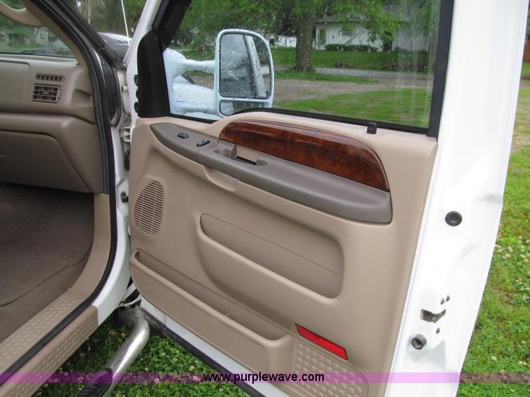 image for item D7422 2004 Ford F350 Super Duty Lariat Crew Cab pickup truck