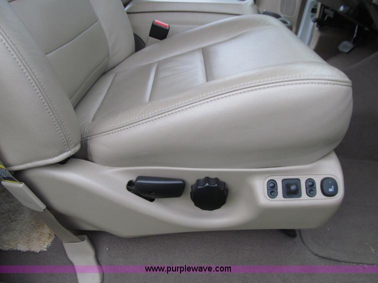 image for item D7422 2004 Ford F350 Super Duty Lariat Crew Cab pickup truck