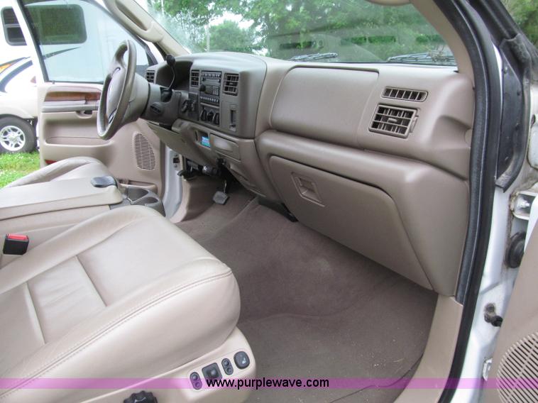 image for item D7422 2004 Ford F350 Super Duty Lariat Crew Cab pickup truck