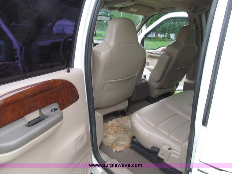 image for item D7422 2004 Ford F350 Super Duty Lariat Crew Cab pickup truck