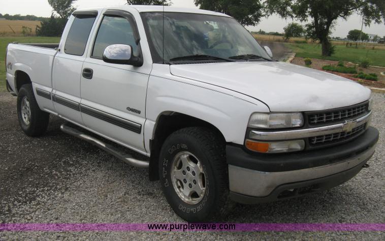 image for item D8401 2002 Chevrolet Silverado 1500 LT Extended Cab pickup truck