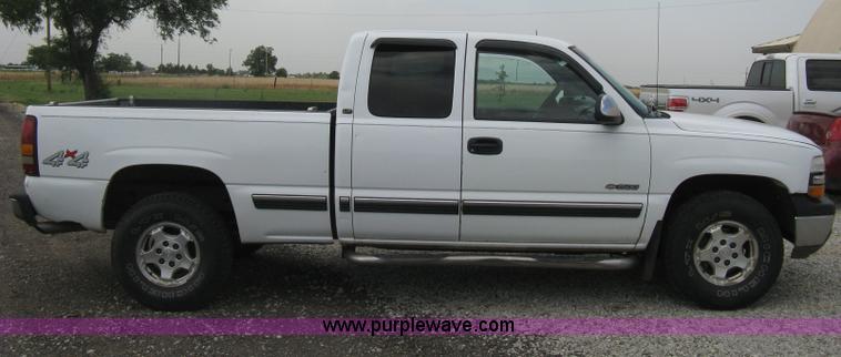 image for item D8401 2002 Chevrolet Silverado 1500 LT Extended Cab pickup truck