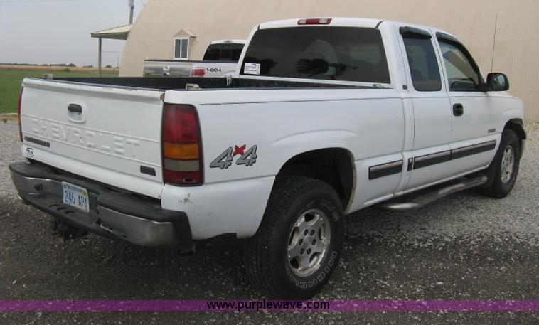 image for item D8401 2002 Chevrolet Silverado 1500 LT Extended Cab pickup truck