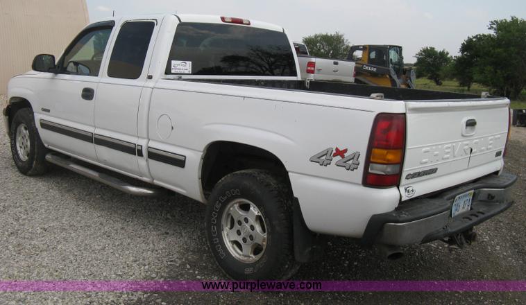 image for item D8401 2002 Chevrolet Silverado 1500 LT Extended Cab pickup truck