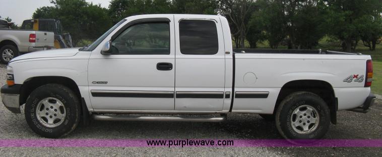image for item D8401 2002 Chevrolet Silverado 1500 LT Extended Cab pickup truck