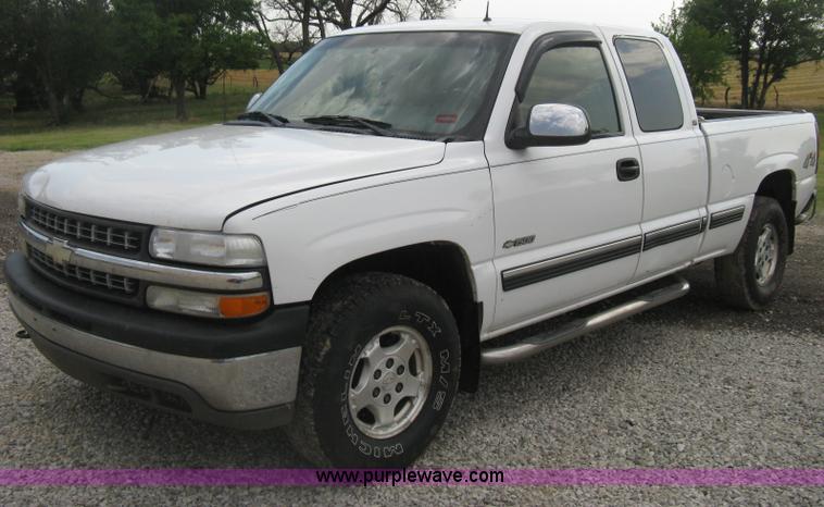 image for item D8401 2002 Chevrolet Silverado 1500 LT Extended Cab pickup truck