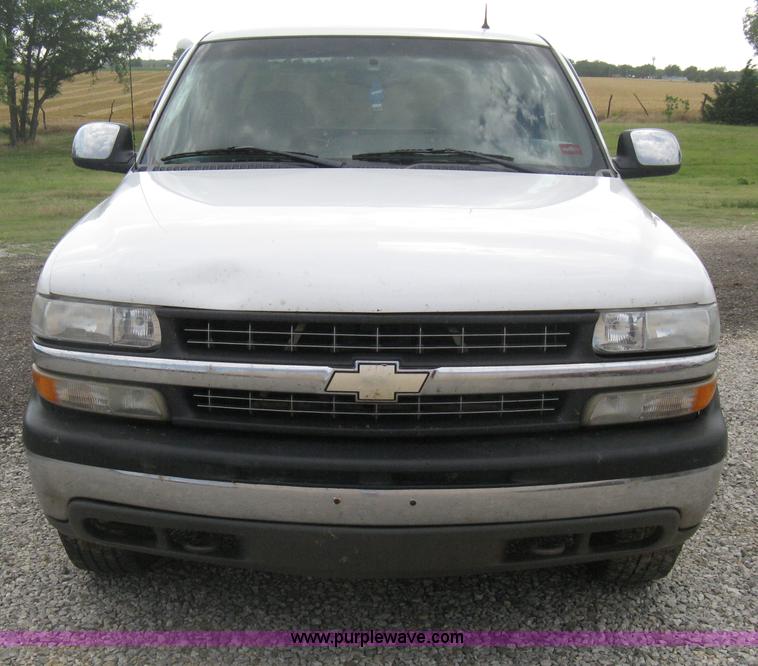 image for item D8401 2002 Chevrolet Silverado 1500 LT Extended Cab pickup truck