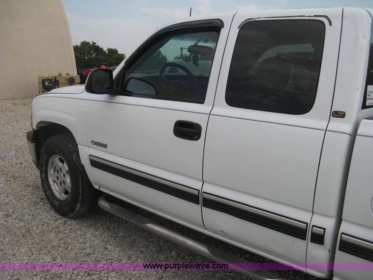 image for item D8401 2002 Chevrolet Silverado 1500 LT Extended Cab pickup truck