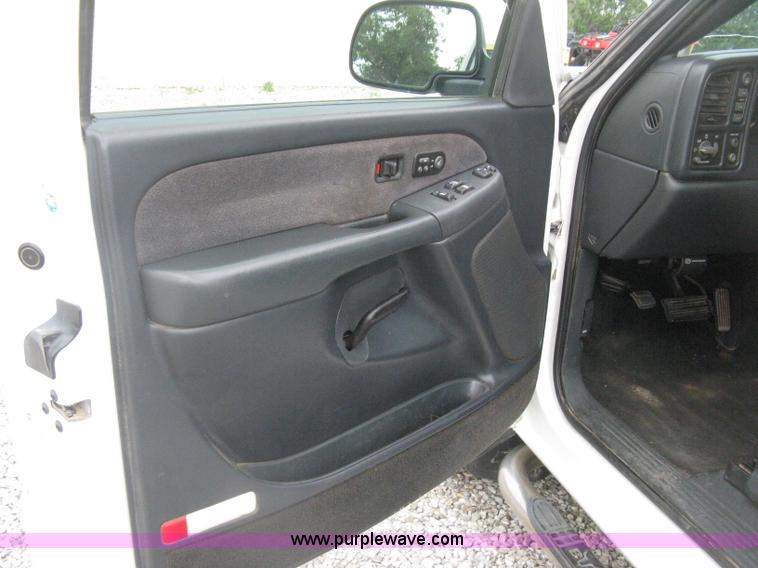 image for item D8401 2002 Chevrolet Silverado 1500 LT Extended Cab pickup truck