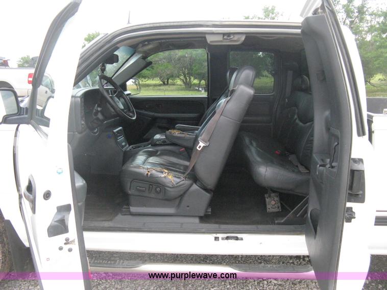 image for item D8401 2002 Chevrolet Silverado 1500 LT Extended Cab pickup truck