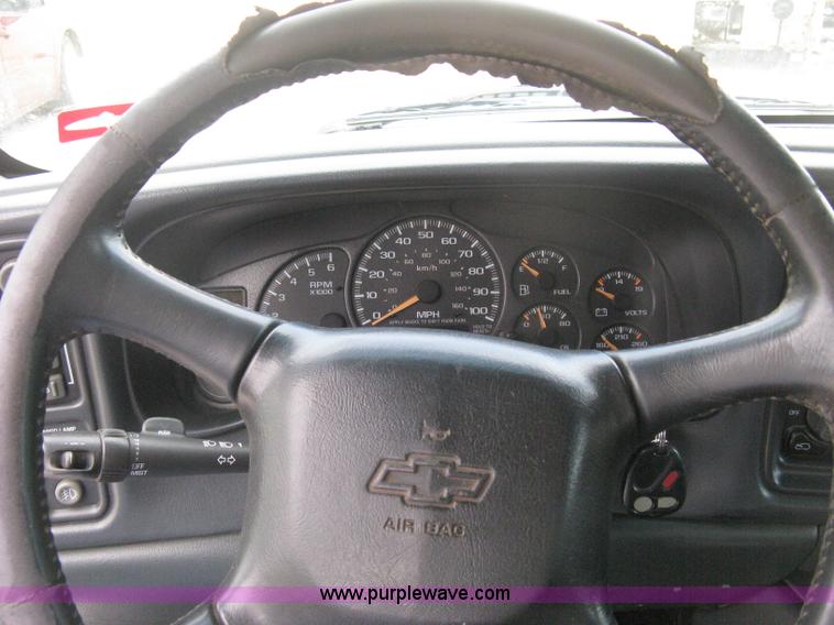 image for item D8401 2002 Chevrolet Silverado 1500 LT Extended Cab pickup truck