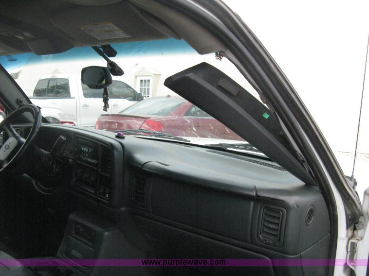 image for item D8401 2002 Chevrolet Silverado 1500 LT Extended Cab pickup truck