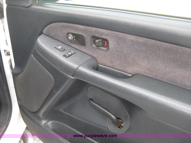 image for item D8401 2002 Chevrolet Silverado 1500 LT Extended Cab pickup truck