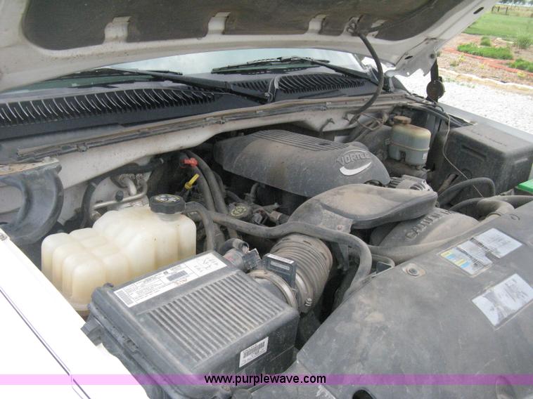 image for item D8401 2002 Chevrolet Silverado 1500 LT Extended Cab pickup truck