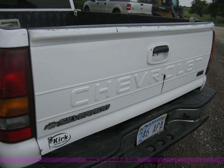 image for item D8401 2002 Chevrolet Silverado 1500 LT Extended Cab pickup truck