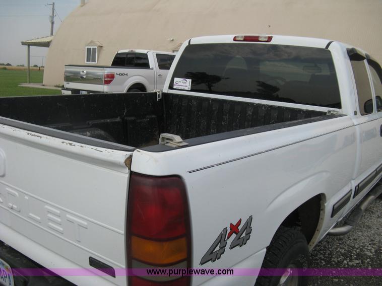 image for item D8401 2002 Chevrolet Silverado 1500 LT Extended Cab pickup truck