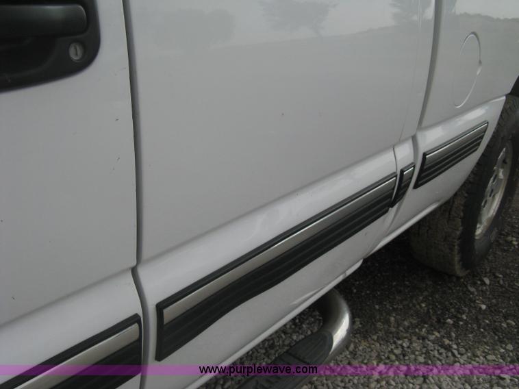 image for item D8401 2002 Chevrolet Silverado 1500 LT Extended Cab pickup truck