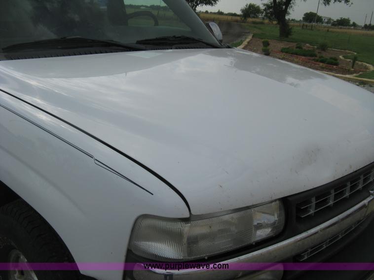 image for item D8401 2002 Chevrolet Silverado 1500 LT Extended Cab pickup truck