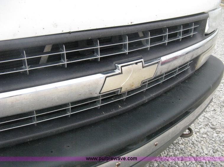 image for item D8401 2002 Chevrolet Silverado 1500 LT Extended Cab pickup truck