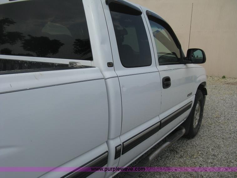 image for item D8401 2002 Chevrolet Silverado 1500 LT Extended Cab pickup truck