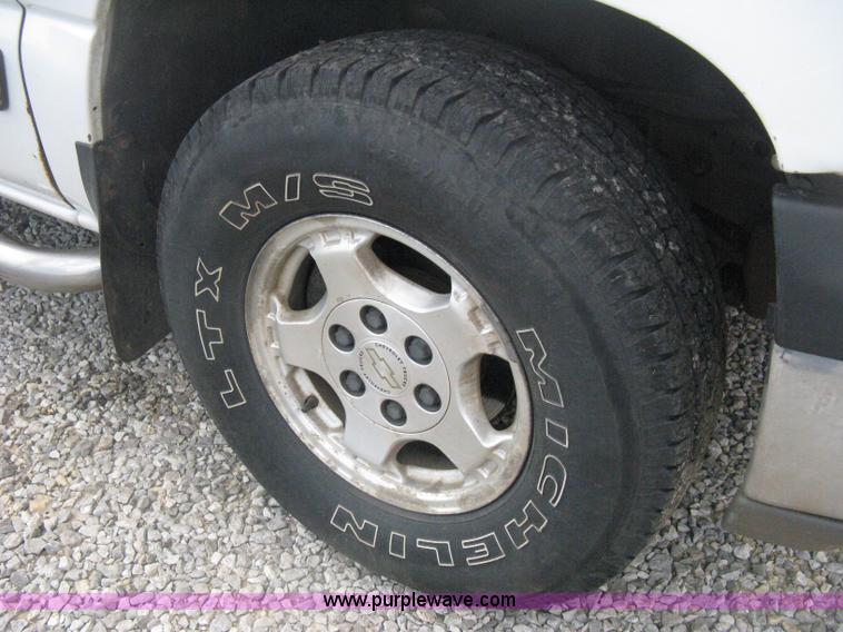 image for item D8401 2002 Chevrolet Silverado 1500 LT Extended Cab pickup truck