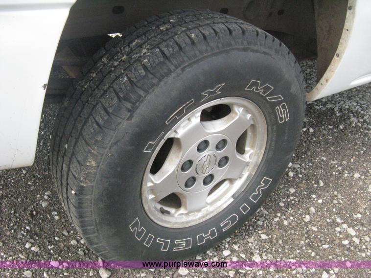 image for item D8401 2002 Chevrolet Silverado 1500 LT Extended Cab pickup truck