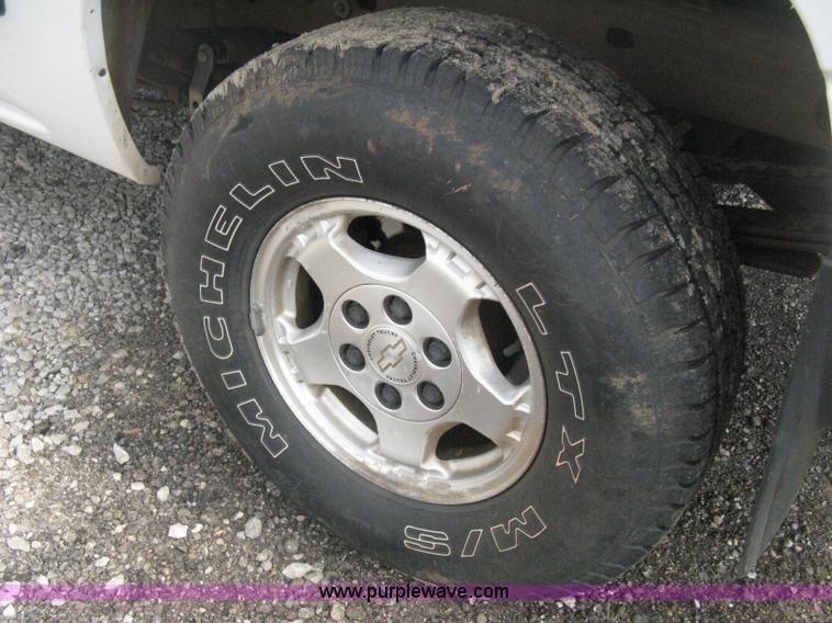 image for item D8401 2002 Chevrolet Silverado 1500 LT Extended Cab pickup truck