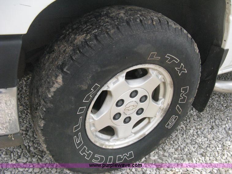 image for item D8401 2002 Chevrolet Silverado 1500 LT Extended Cab pickup truck