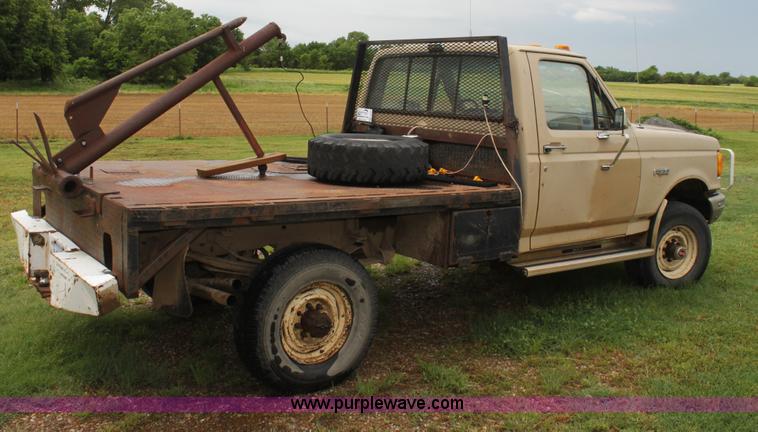 image for item E8499 1989 Ford F350 pickup truck