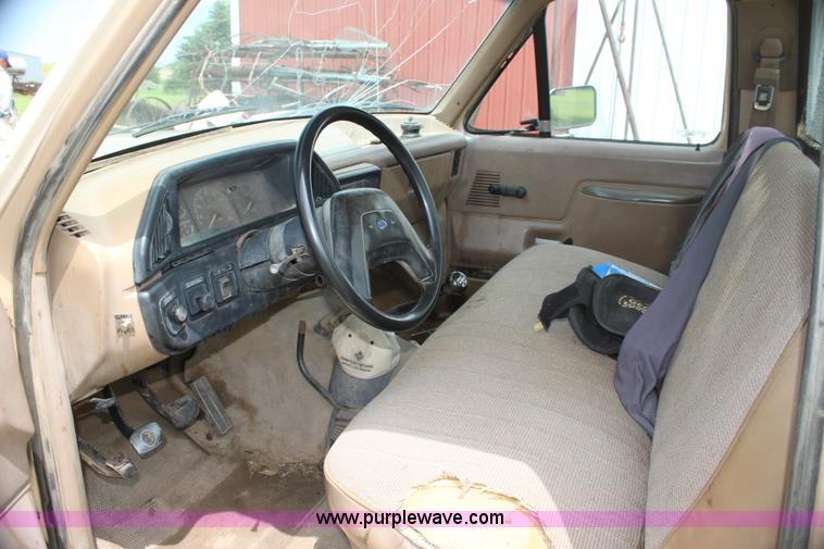 image for item E8499 1989 Ford F350 pickup truck