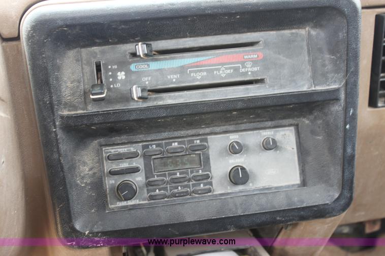 image for item E8499 1989 Ford F350 pickup truck