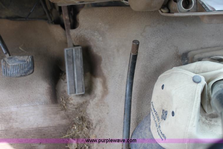 image for item E8499 1989 Ford F350 pickup truck