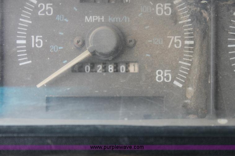 image for item E8499 1989 Ford F350 pickup truck