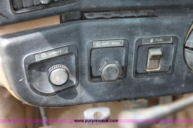 image for item E8499 1989 Ford F350 pickup truck