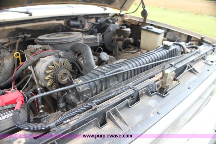 image for item E8499 1989 Ford F350 pickup truck