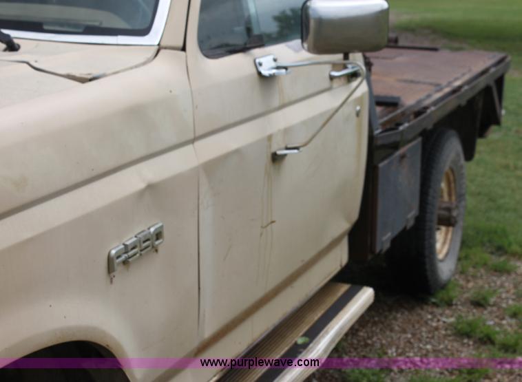 image for item E8499 1989 Ford F350 pickup truck