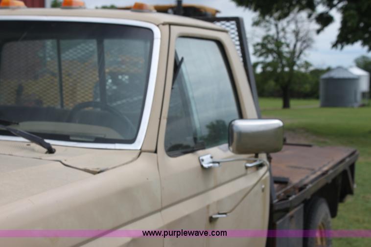 image for item E8499 1989 Ford F350 pickup truck