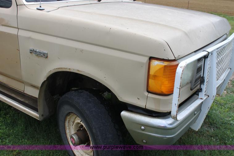 image for item E8499 1989 Ford F350 pickup truck