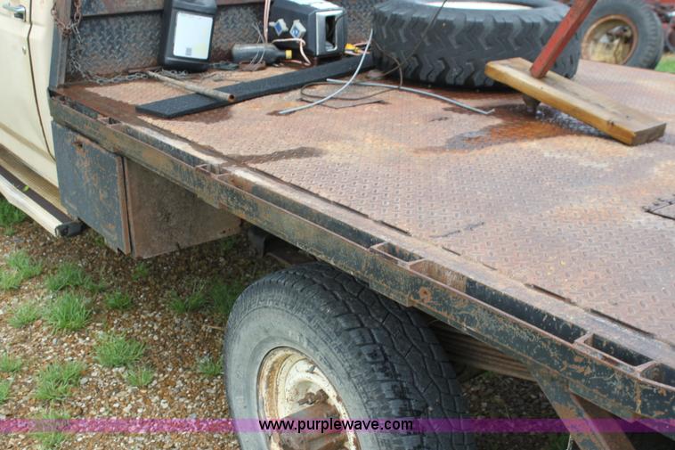 image for item E8499 1989 Ford F350 pickup truck