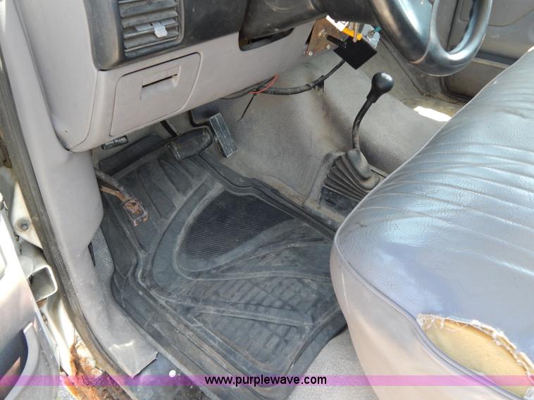 image for item G3258 1995 Ford F250 XL pickup truck