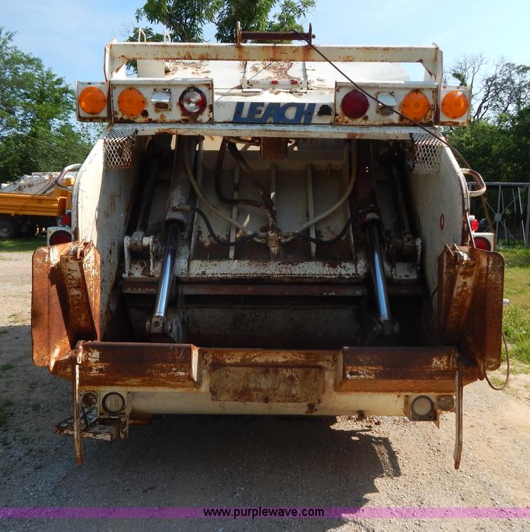 image for item G3265 1997 International 4900 refuse truck