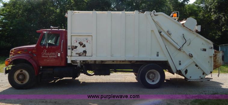 image for item G3265 1997 International 4900 refuse truck
