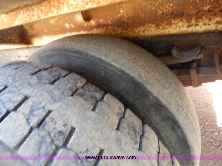 image for item G3265 1997 International 4900 refuse truck