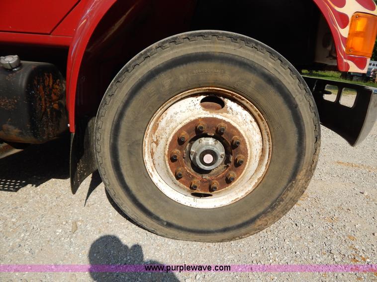 image for item G3265 1997 International 4900 refuse truck