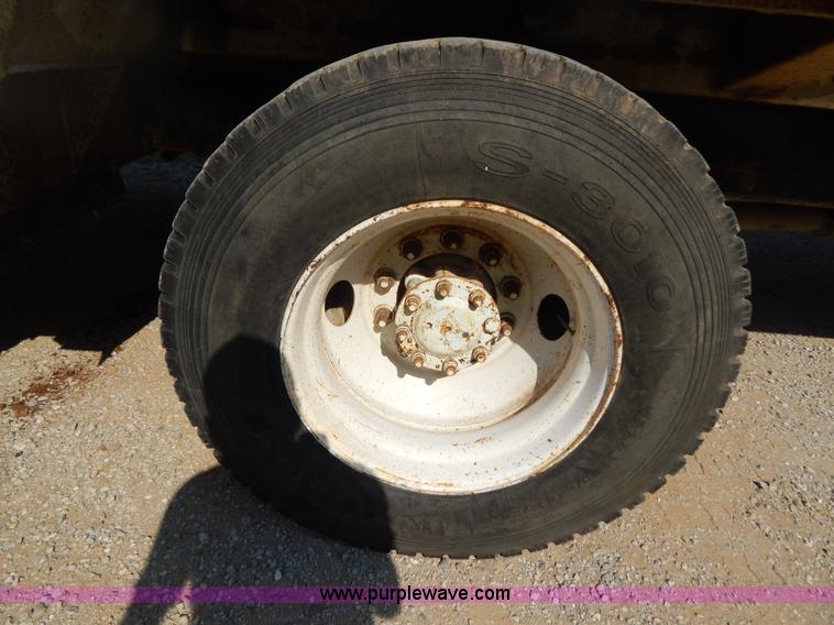 image for item G3265 1997 International 4900 refuse truck