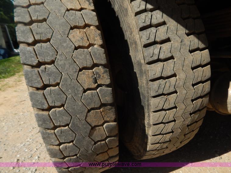 image for item G3265 1997 International 4900 refuse truck