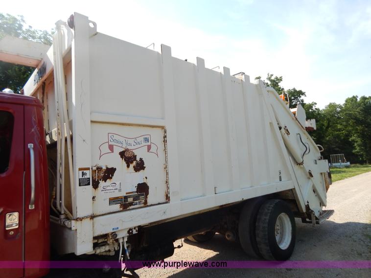 image for item G3265 1997 International 4900 refuse truck