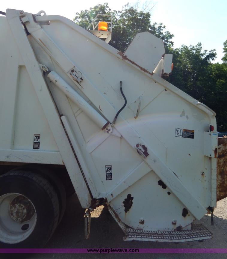 image for item G3265 1997 International 4900 refuse truck