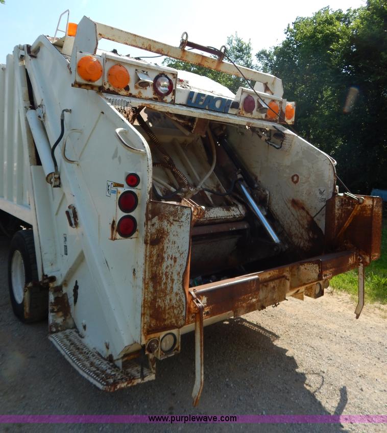 image for item G3265 1997 International 4900 refuse truck