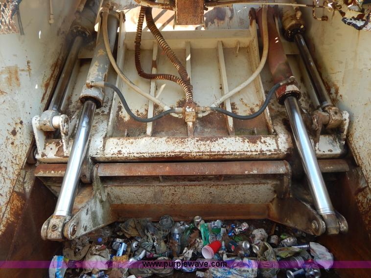 image for item G3265 1997 International 4900 refuse truck